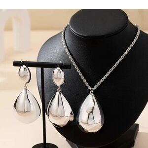 Chic Silver Teardrop Necklace and Earring Set